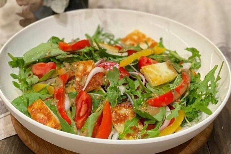 Салат с адыгейским сыром, помидорами и листьями горчицы