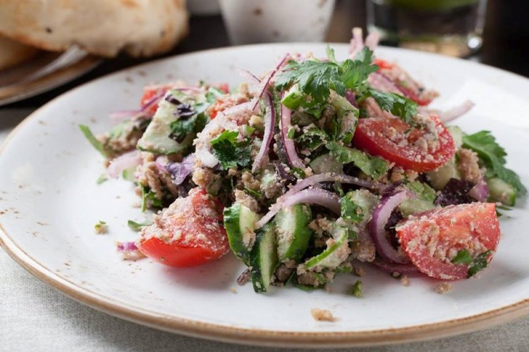 Овощной салат с ореховой заправкой