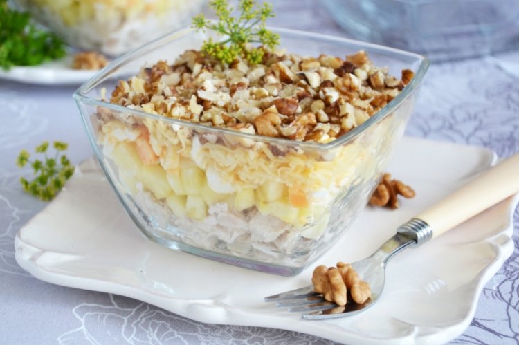 Слоеный салат из курицы и ананасов
