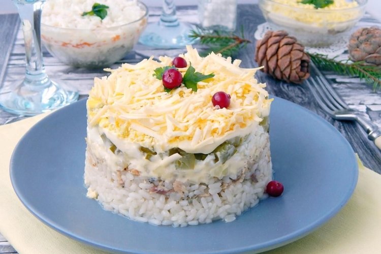 Слоеный салат с рыбными консервами, солеными огурцами и рисом