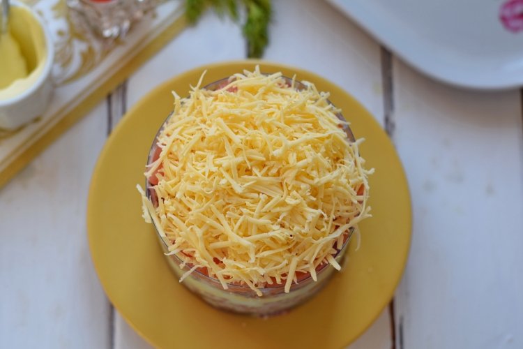 Слоеный салат с крабовыми палочками, огурцами и кукурузой