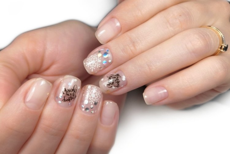 Полупрозрачный зимний маникюр
