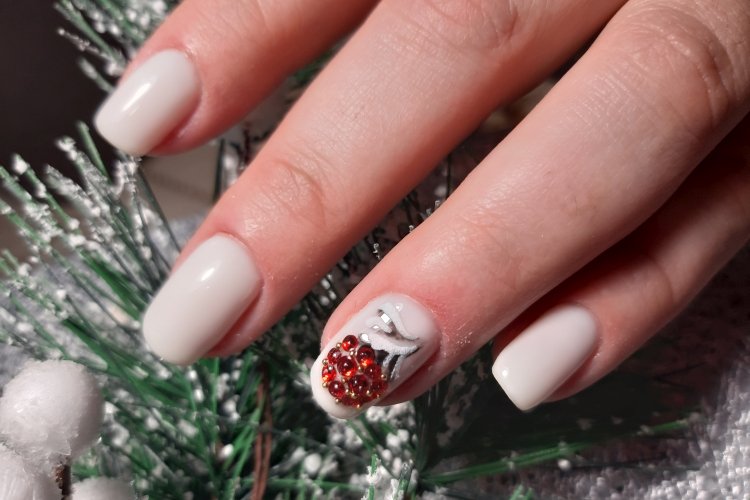 Стразы на ногтях 2021-2022