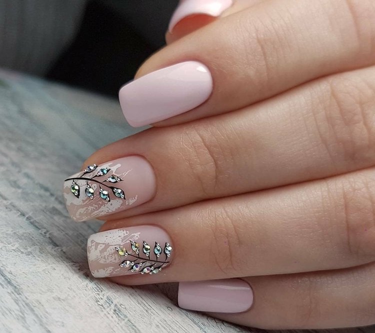 Стразы на ногтях 2021-2022