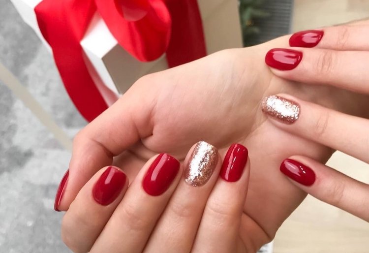 Красный зимний маникюр 2021-2022