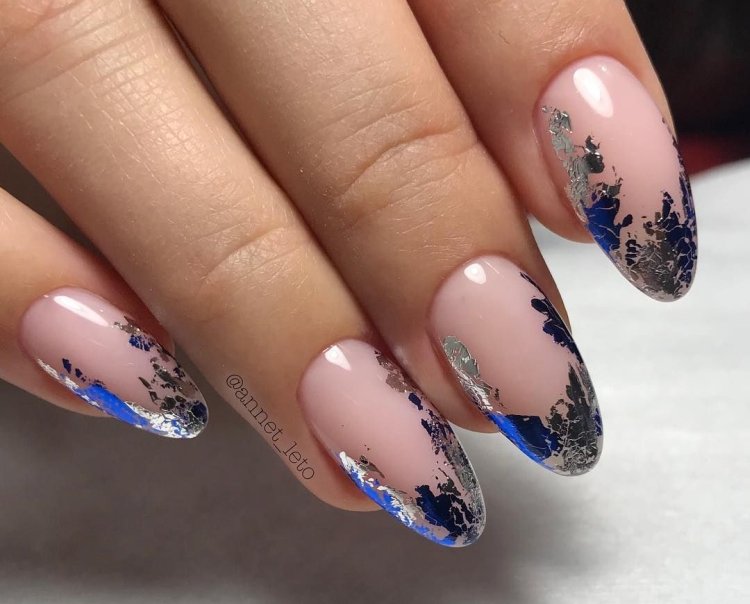 Маникюр с фольгой