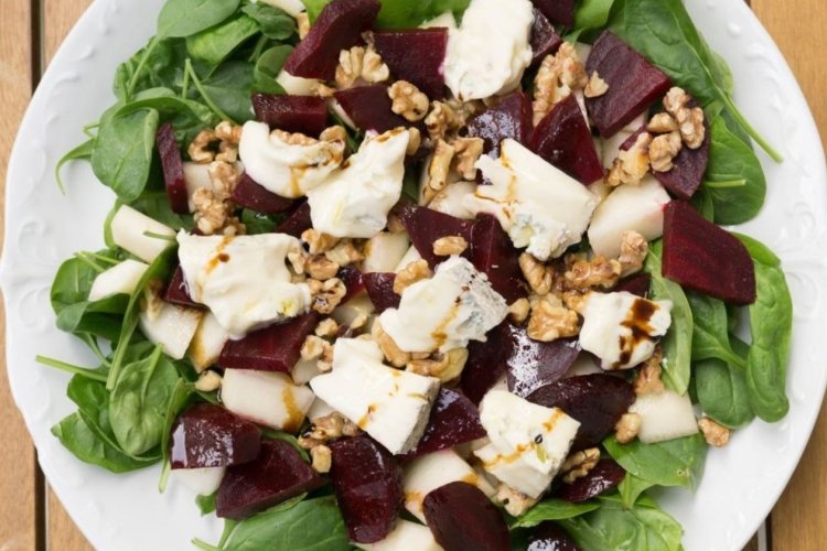 Салат из сырой свеклы, груши и феты