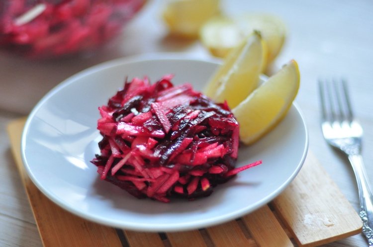 Диетический салат из сырой свеклы, белой редьки и яблока