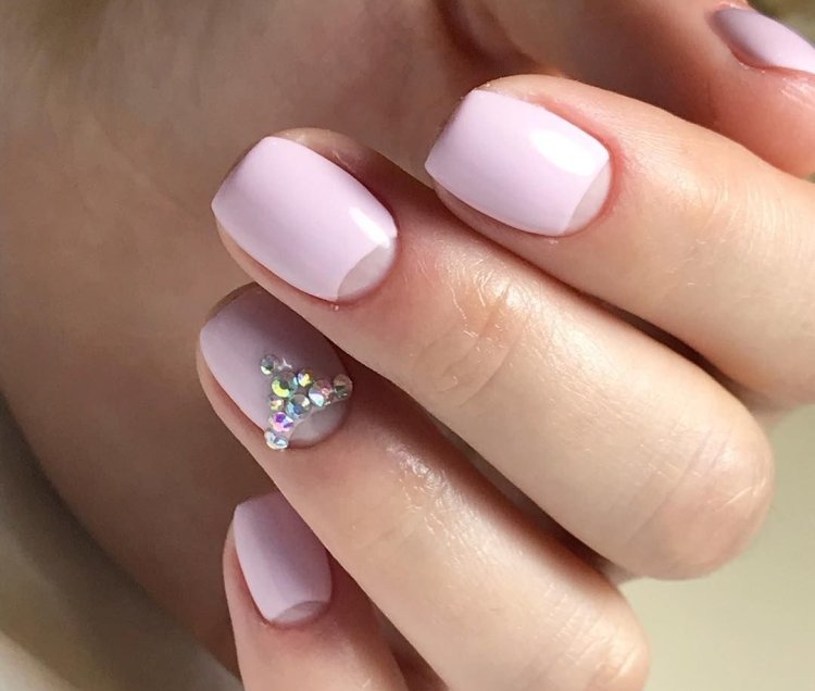 Стразы и минимализм на короткие ногти