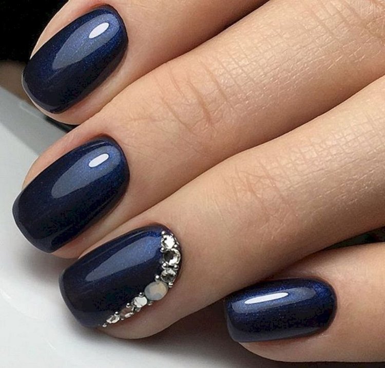 Стразы и минимализм на короткие ногти