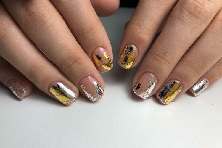 Маникюр с фольгой на короткие ногти