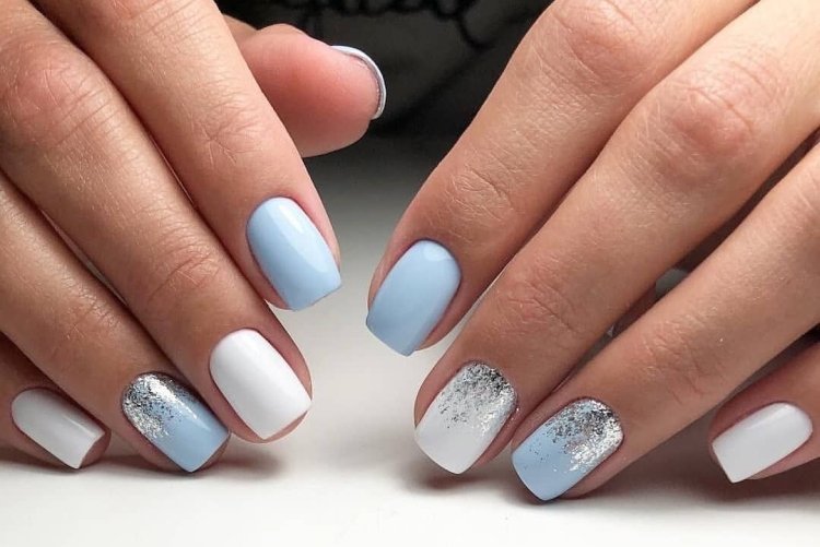 Голубой зимний маникюр