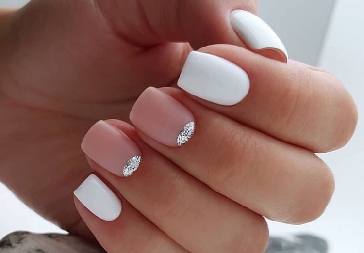 Белоснежное покрытие на короткие ногти