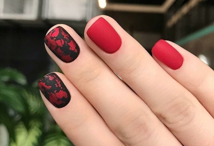 Красный маникюр на короткие ногти