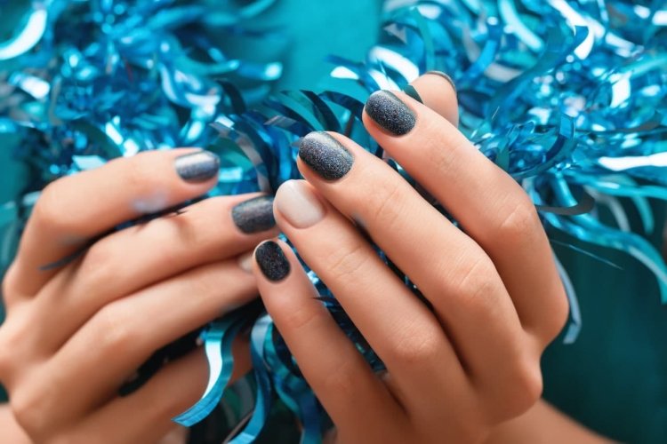 Новогодний маникюр на короткие ногти 2022: модные и красивые идеи (50 фото)