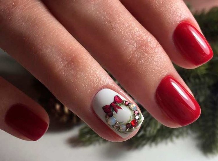 Новогодний маникюр с наклейками