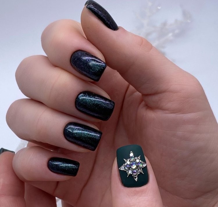 Маникюр с объемными стразами