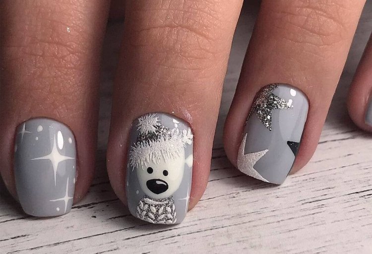 Серый маникюр на Новый год 2022