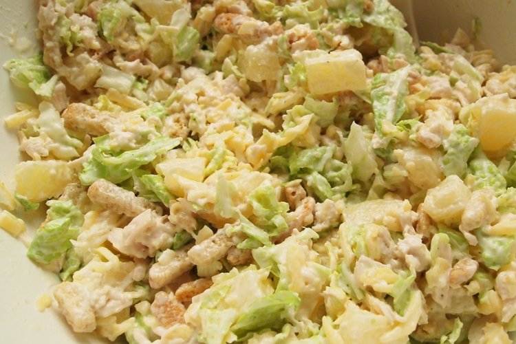 Салат из пекинской капусты, ананасов и кириешек