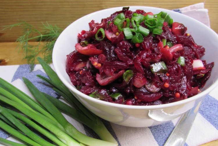 Грибной салат с кириешками и свеклой