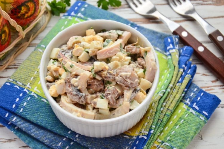 Салат с кальмарами, яйцом и кириешками