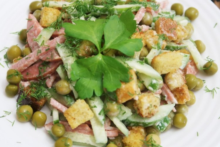 Салат с колбасой, зеленым горошком и кириешками