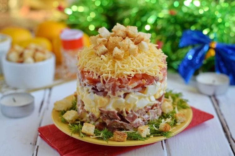 Слоеный салат с кириешками, сыром и ветчиной