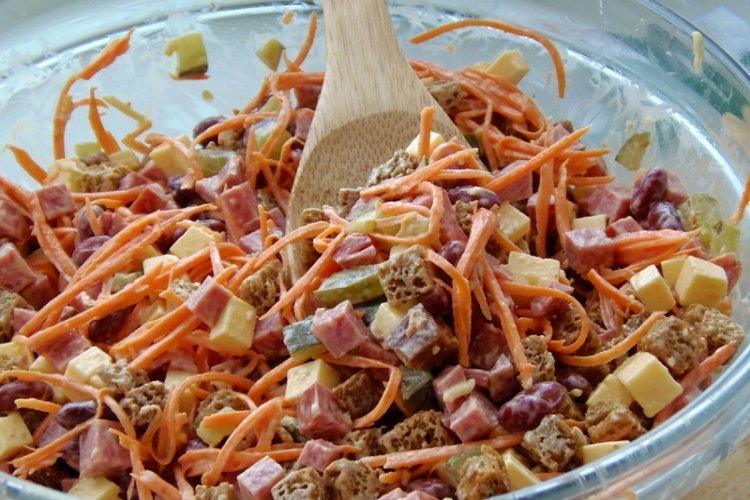 Салат с охотничьими колбасками, фасолью и кириешками