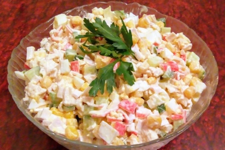Салат из копченой курицы, крабовых палочек и кириешек