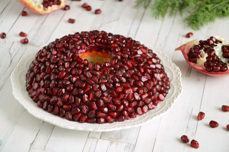 Салат «Гранатовый браслет» с вареной курицей