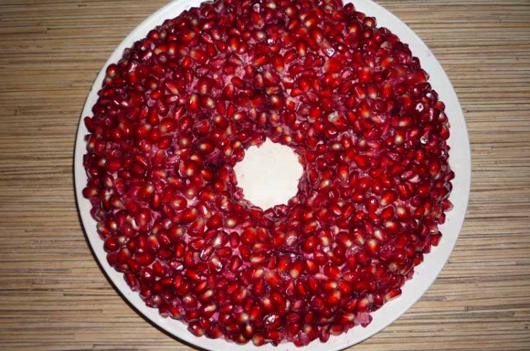 Салат «Гранатовый браслет» с языком