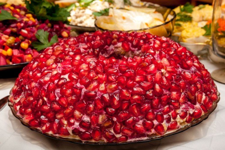 Салат «Гранатовый браслет» с вареной колбасой