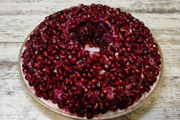 Салат «Гранатовый браслет» с говядиной и яблоком