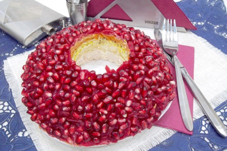 Салат «Гранатовый браслет» с индейкой и кедровыми орехами