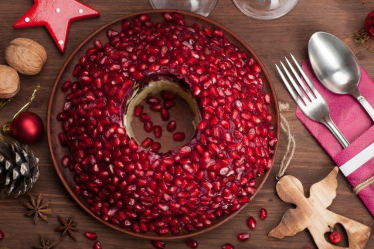 Салат «Гранатовый браслет» с рыбными консервами