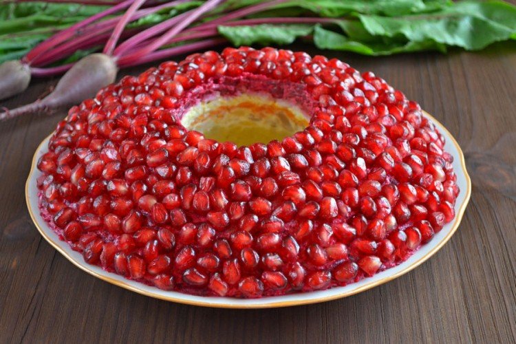 Салат «Гранатовый браслет» с копченой курицей