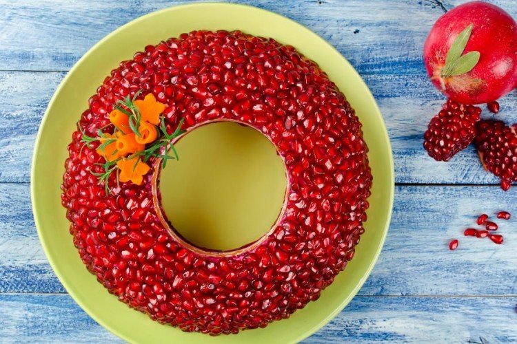 Салат «Гранатовый браслет» с говядиной и грецкими орехами