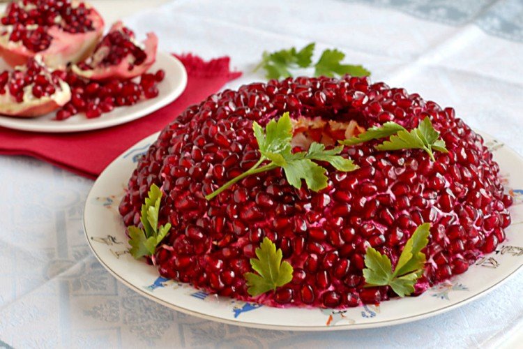 Салат «Гранатовый браслет» с говядиной и жареным луком