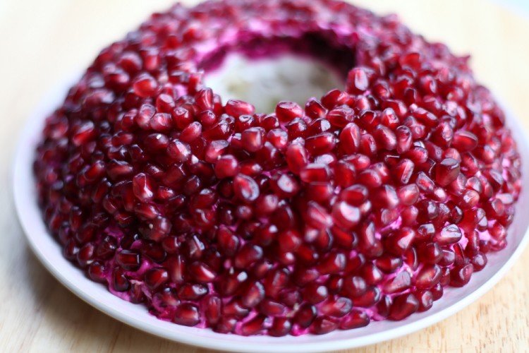 Салат «Гранатовый браслет» с жареной говядиной и черносливом