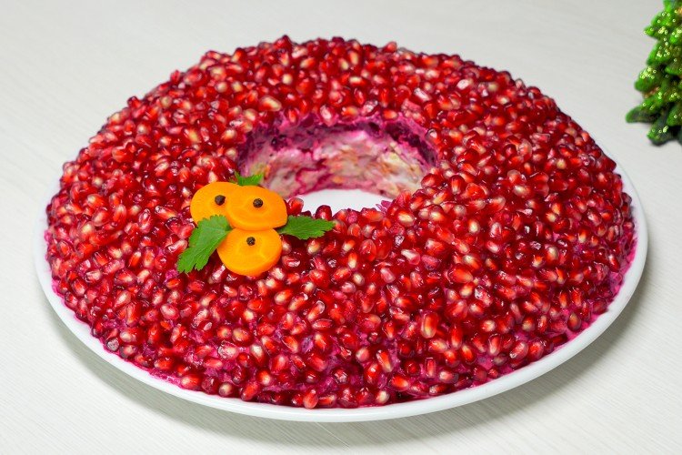 Салат «Гранатовый браслет» с курицей и маринованными шампиньонами