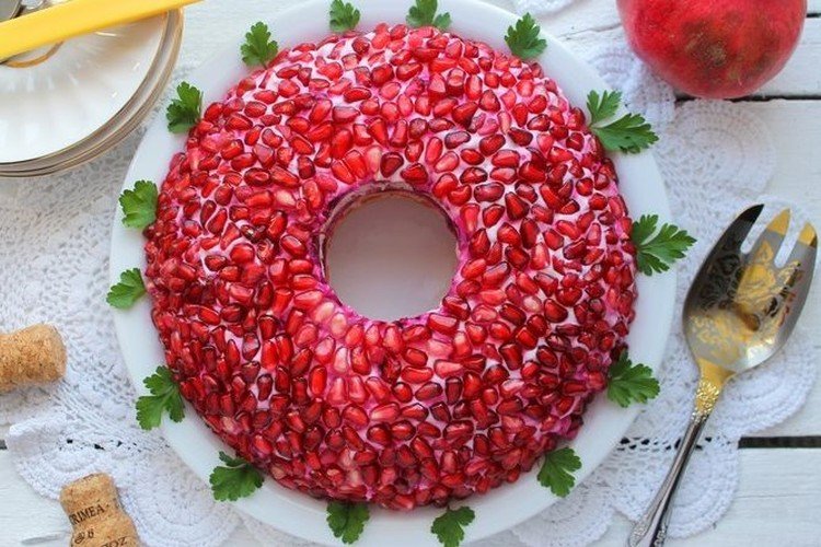 Салат «Гранатовый браслет» с маринованным луком