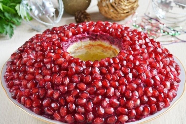 Салат «Гранатовый браслет» с индейкой, курицей и орехами