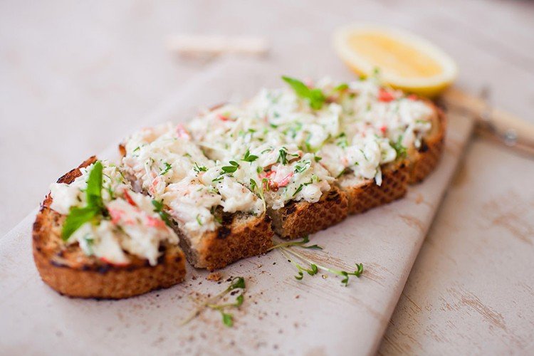 Бутерброды с крабовыми палочками, авокадо и зеленью