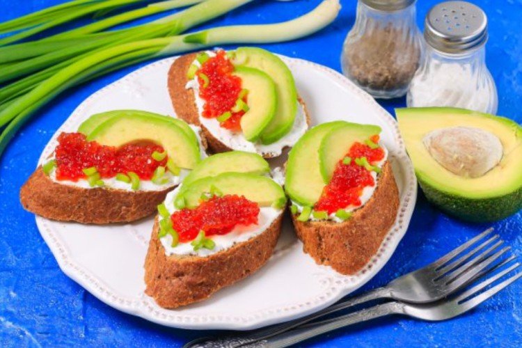 Бутерброды с авокадо, сливочным сыром и красной икрой