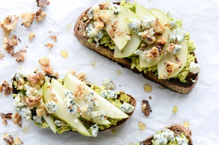 Бутерброды с авокадо, грушей, сыром и орехами