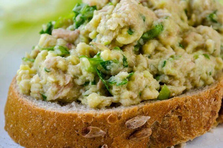 Бутерброды с авокадо и тунцом