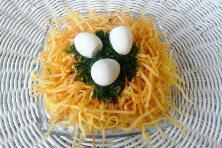 Салат «Гнездо глухаря» с говядиной и орехами