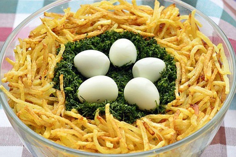 Салат «Гнездо глухаря» с индейкой и морковью по-корейски