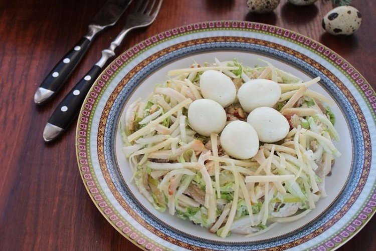 Салат «Гнездо глухаря» с пекинской капустой
