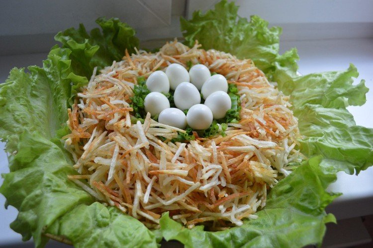 Салат «Гнездо глухаря» с говядиной и маринованным луком